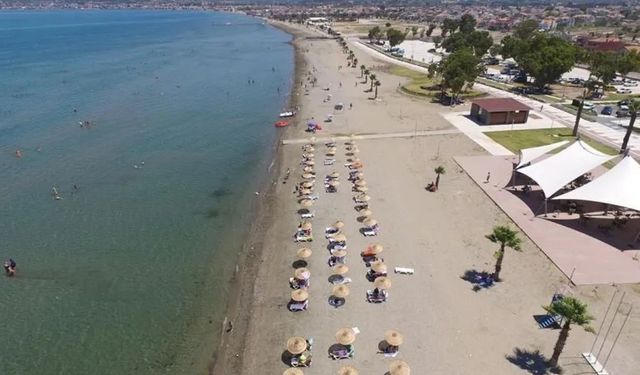 Urla'da sığ denizi ve ince kumlu yapısıyla ailelerin en gözde tatil yeri: Hem mavi bayraklı hem de ulaşımı çok kolay!
