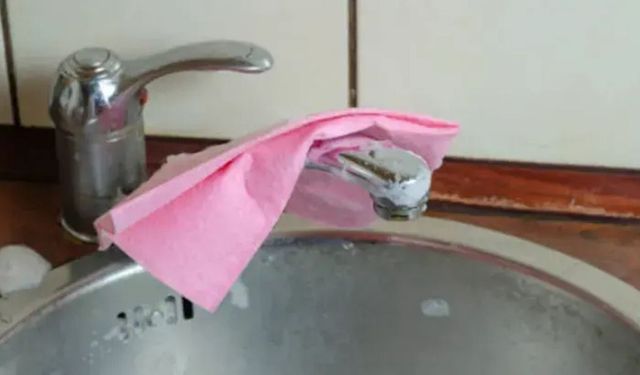 Kötü koku ve küçük sineklere son! Mutfak bezini sakın böyle bırakmayın: Tezgahta unutulan bez mikrop saçıyor
