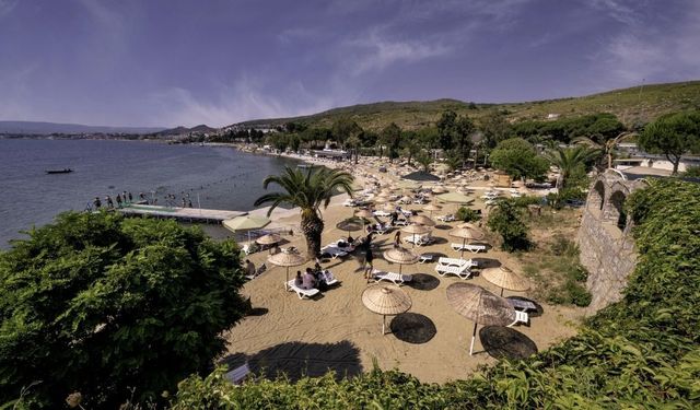 İzmir'de çocuklu aileler için güvenli tatil adresi: Ulaşımı çok kolay, hem ekonomik hem de mavi bayraklı!