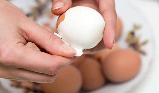 Bir kase buzlu su tüm sorunu çözüyor! Tereyağı gibi soyuluyor