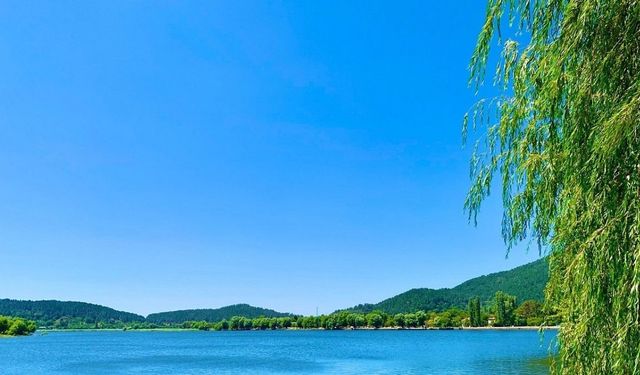 İzmir’de serin suları, sessiz doğası ve manzarası ile büyüleyen o göl! Hem ulaşımı kolay hem de kalabalıktan uzak