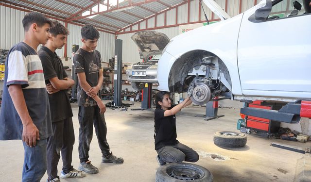 15 yaşındaki "Nehir Usta" hem tamir yapıyor hem çırak yetiştiriyor