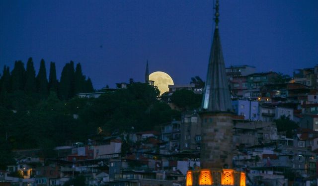 İzmir'de akşam saatlerinde ortaya çıkan dolunay Kadifekale'de görüntülendi!