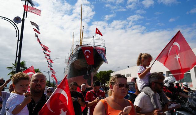 Bandırma Vapuru 3,5 kilometre yürütülerek yeni yerine taşındı