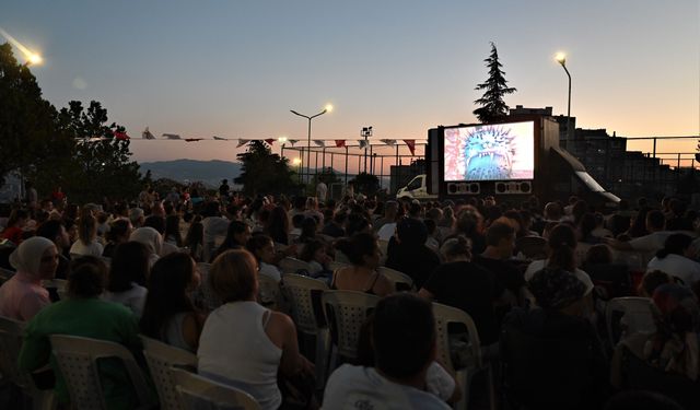 Bornova’da açık hava sineması başladı! Ücretsiz etkinliklerin sıradaki adresi belli oldu