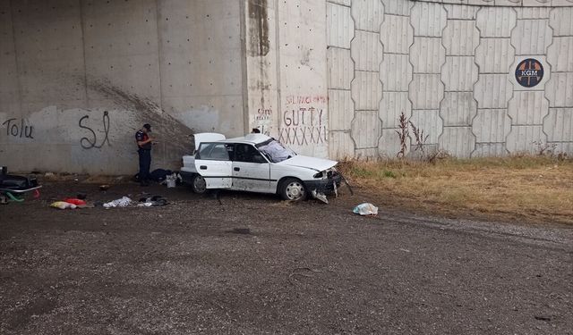 Kontrolden çıkan otomobil beton duvara çarptı! 3 kişi hayatını kaybetti, 2 yaralı