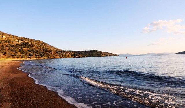 Cam gibi denizi ve geniş kumsalıyla büyülüyor! İzmir'in gürültüden uzak kalan sahili: İlk Yankı Plajı