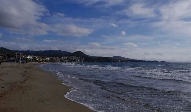Suyu cam gibi, kumu altın gibi! İzmir'de çocuklu ailelerin yeni gözdesi: Güvenli deniziyle dikkat çekiyor