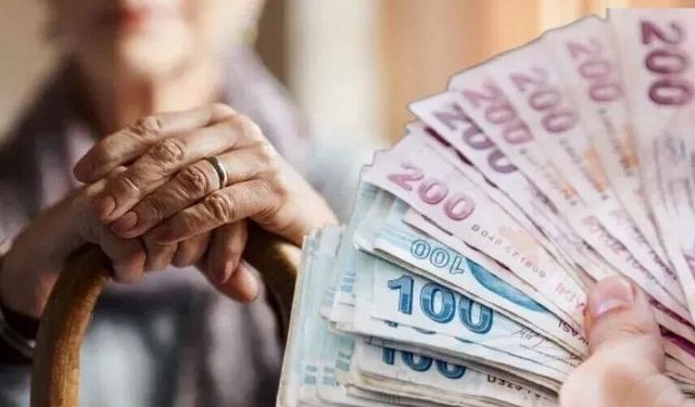 En düşük emekli maaşı fark ödemesinde son durum! 3 bin 552 TL hesaplara yatacak, kim ne kadar alacak?
