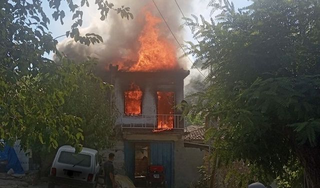 İzmir'de iki katlı ev alevlere teslim oldu! Geriye enkaz kaldı