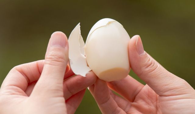 Haşlanmış yumurtayı saniyeler içinde soyun! Bu iki adımı uygulayan kabukla uğraşmıyor