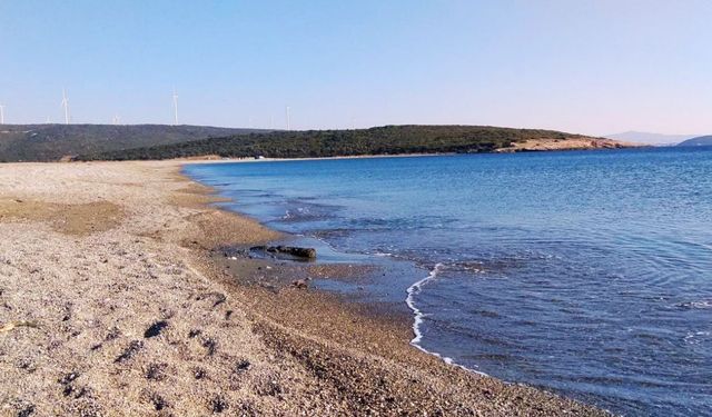 İzmir'de kalabalıktan kaçmak isteyenlerin adresi! Kum denizi, büyük plajı ve buz gibi suyuyla yazın yeni rotası