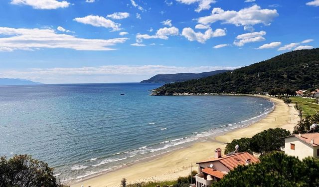 İzmir’de plajı ile büyülüyor! Girişi ücretsiz, suları sığ ve berrak: Çocuklu ailelerin yeni tatil rotası