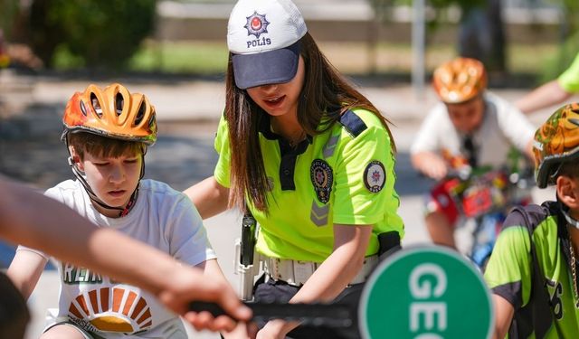 İzmir'de trafik eğitimi alan özel çocuklar polislerle parkura çıktı!
