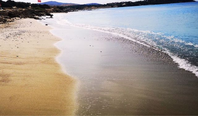 İzmir’deki bu deniz Maldivler’i aratmıyor! Kalabalıktan uzak plaj, serinliği ve huzuru bir arada sunuyor