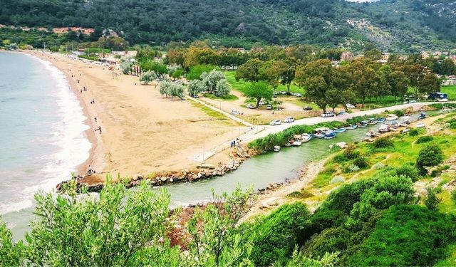 İzmir’e sadece 1 saat uzaklıkta! Hem tarih hem kum plaj bir arada: Büyüleyen manzarasını görenler vazgeçemiyor