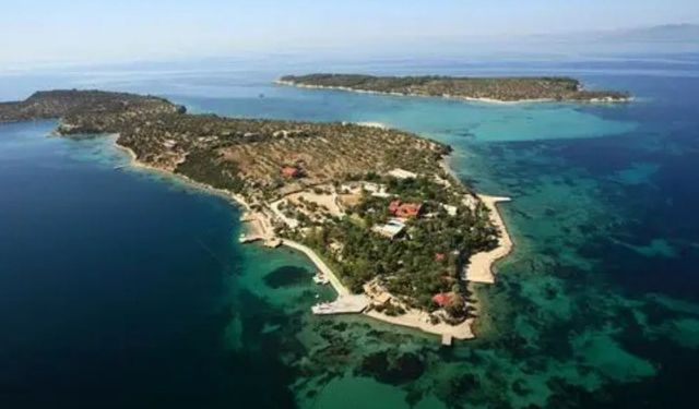 İzmir'de turkuaz cam gibi deniziyle görenleri büyülüyor! Tropik adaları aratmıyor, sadece tekneyle ulaşılabiliyor