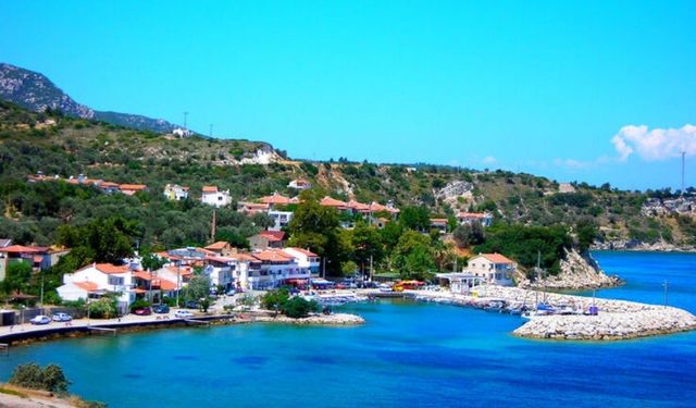 İzmir'e sadece 87 kilometre uzaklıkta! Masmavi koyları, mis gibi köy havasıyla dikkat çekiyor hurma zeytini buraya özel