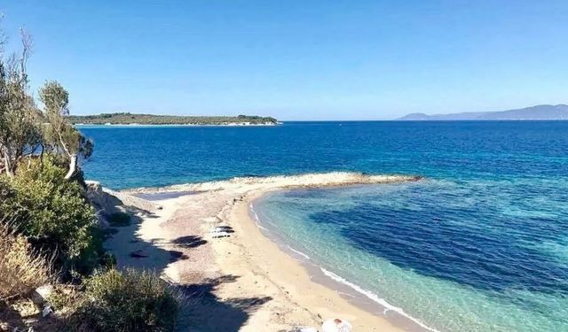Ne Çeşme ne Bodrum! Ege’nin Maldivler’i burada saklanıyor: Beyaz kumlu turkuaz koyda doğal kil sürüp denize giriyorlar