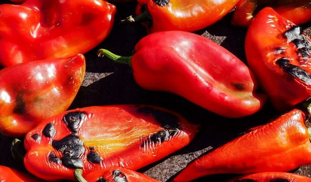 Köz biberi böyle hazırlayan ana yemek aramıyor! Sadece 10 dakikada hazırlanıyor: Yazın favori mezesi belli oldu