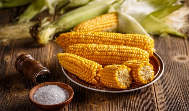 Saatlerce kaynatmaya son! Mısırı tencereye böyle atın, dakikalar içinde lokum gibi olacak