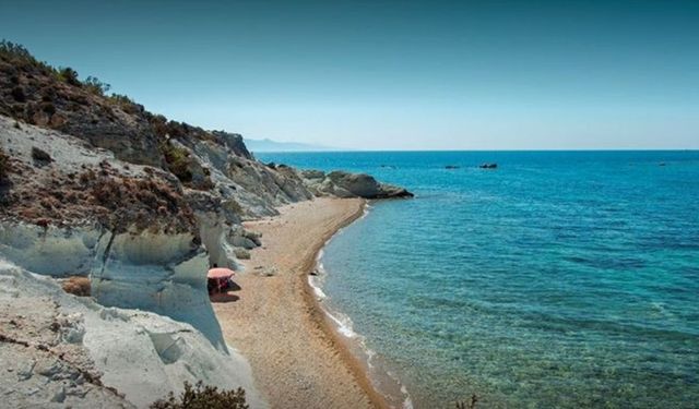 Ne tesis var ne de kalabalık! Akvaryum gibi berrak deniziyle dikkat çekiyor: İzmir'de doğayla baş başa tatilin adresi