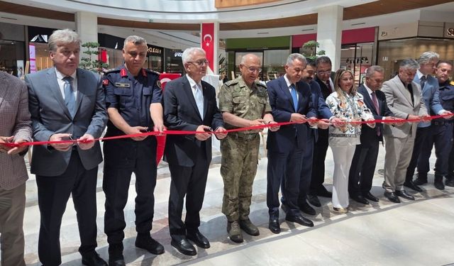 Basın İlan Kurumu'ndan anlamlı sergi! 15 Temmuz'u anlatan manşetler İzmir'de buluştu