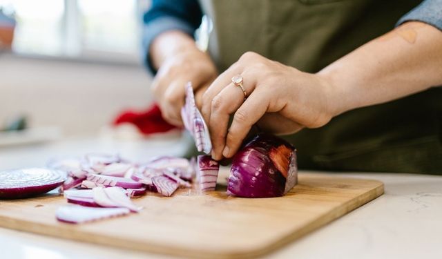 Pazarda kuru soğan alırken ilk buna bakın! Çoğu kişi bu detayı bilmiyor, en tazesi saniyeler içinde anlaşılıyor