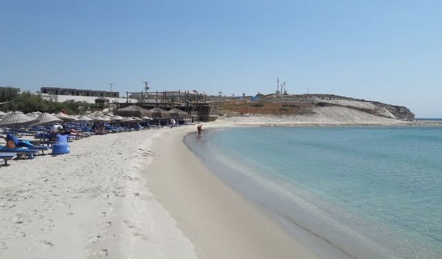 Çeşme'de ince kumlu sahili, sığ ve turkuaz deniziyle ücretsiz deniz keyfi! Çocuklu ailelerin en çok terrcih ettiği plaj