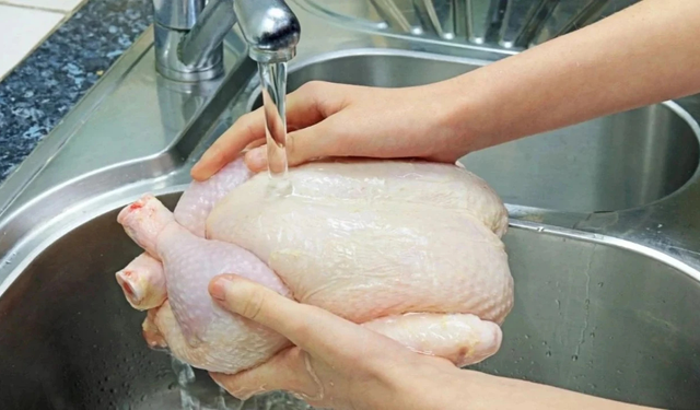 Tavuğu yıkayanlar dikkat! Yıllardır doğru sandığımız alışkanlık meğer büyük hataymış