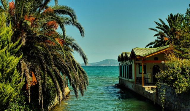 İzmir'de hem denize girin hem taze balık yiyin! Merkezden 50 dakika uzakta: Mis gibi havası ve uygun fiyatlarıyla eşsiz