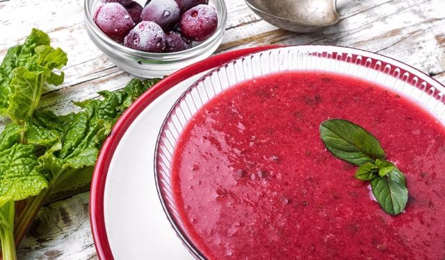 Yaz sofralarının serinleten lezzeti geri döndü! Vişneli soğuk çorba tarifi