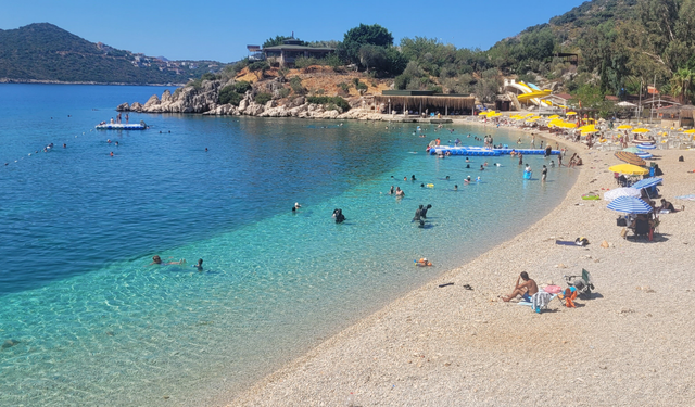 Kaş’a 10 dakika uzaklıkta hem mavi bayraklı hem de ücretsiz! Sığ deniziyle ailece keyifli tatil keyfi