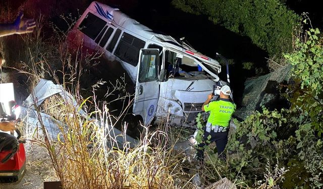 Aydın'da bariyerlere çarpan minibüs takla attı, tarlaya devrildi! 1 kişi yaşamını yitirdi, 2 kişi yaralandı