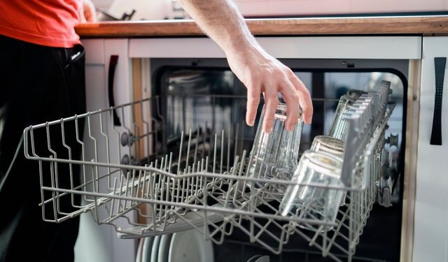 Bulaşık makinesinde matlaşan bardaklara son! Meğer bu yüzden matlaşıyormuş: Dakikalar içinde pırıl pırıl  olacak