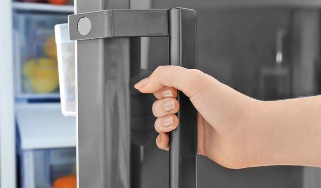 Meğer yıllardır yanlış biliyormuşuz! Buzdolabına bunu koyanlar dikkat: Yiyeceklerin ömrünü kısaltıyor