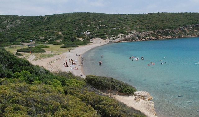 İzmir’in bu adasına sadece tekneyle gidiliyor, turkuaz koylarıyla adeta bir akvaryuma benziyor! Hikayesi de merak konusu
