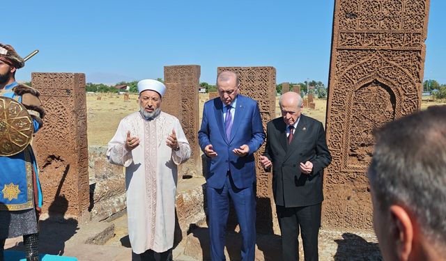 Cumhurbaşkanı Erdoğan Ahlat'ta Selçuklu mezar taşlarını inceledi: Gözler Kabine Toplantısı'nda