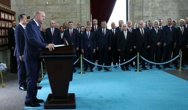 Cumhurbaşkanı Erdoğan'dan Anıtkabir'de önemli mesaj: "İstiklal ve istikbalimize kararlılıkla sahip çıkıyoruz"