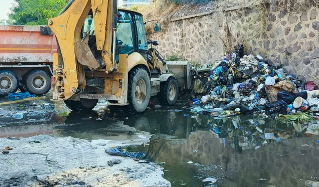 Derelerden Körfez’e uzanan tehlike! Yağmur yağınca Körfez’e taşınıyor
