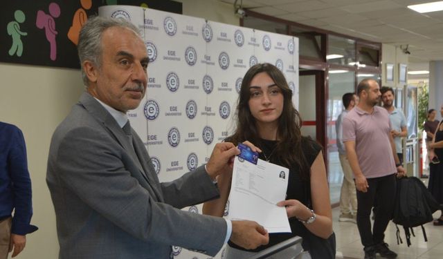 Derece yapan öğrenciler Ege Üniversitesi’nde! Rektör bizzat karşıladı