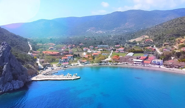 İzmir’in bu plajında şezlong,şemsiye de ücretsiz! Ama çok az kişi biliyor masmavi denizi altın kumuyla büyüleneceksiniz