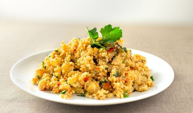 Görünüşü bulgur pilavına benziyor ama lezzeti bambaşka! Deneyen bir tabak daha istiyor: Sebzeli kuskus tarifi