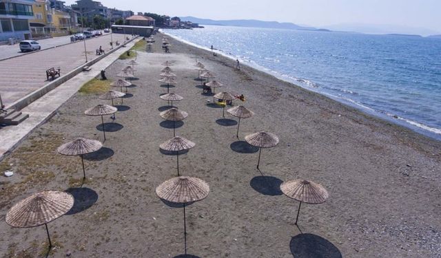 İzmir'e 25 dakika uzaklıkta, şehrin içinde hem mavi bayraklı hem de ücretsiz plaj! Aracına atlayan soluğu burada oluyor