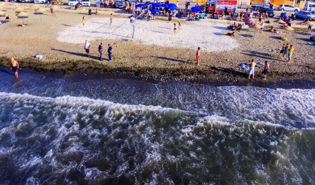 Hafta sonu plaj arama derdine son! İzmir merkeze yakın Mavi Bayraklı, kum ve ılık suyu olan o rota sizi bekliyor