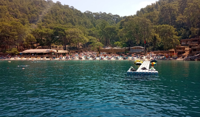 Denizde huzur değil de eğlence arayanlara müjde! Fethiye’deki bu plaj tam size göre