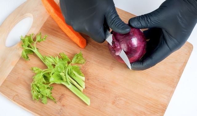 Herkes sık sık kullanıyor ama gerçeği bilmiyor! Yemek yaparken eldiven kullanmak sağlıklı mı? İşte bilmeniz gerekenler
