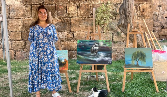 İki kolunu kaybetti, hayatını ayaklarıyla değiştirdi: 35'inci sergisini açtı