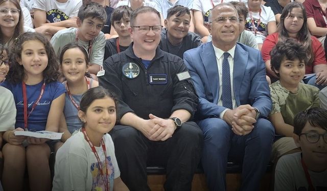 İlk sivil astronot Sembroski İzmir’de! "Dünya çatışmalar için çok küçük"