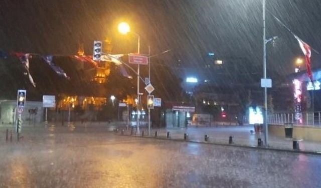 Gece 04.30’da başladı! İstanbul’da aniden bastırdı: Sahil şeridi su birikintileriyle doldu